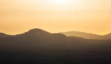Dağlarda gün batımı. Güzel yumuşak ışık