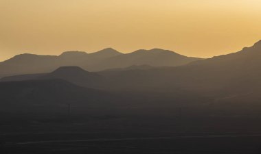 Dağlarda gün batımı. Güzel yumuşak ışık