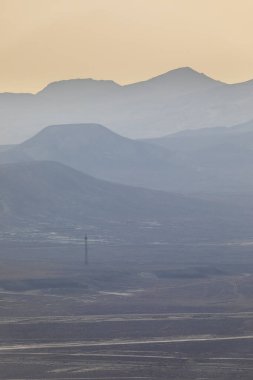 Dağlarda gün batımı. Güzel yumuşak ışık