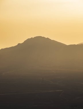 Dağlarda gün batımı. Güzel yumuşak ışık