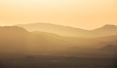 Dağlarda gün batımı. Güzel yumuşak ışık