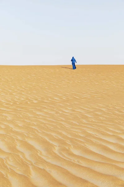 Girl Hooded Tunic Walking Desert — Stock Photo, Image