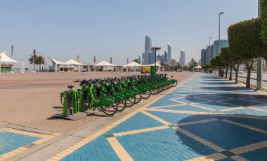 ABU DHABI, BAE - 18 Nisan 2022 Abu Dabi 'deki sokaklar ve gökdelenler