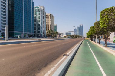 ABU DHABI, BAE - 18 Nisan 2022 Abu Dabi 'deki sokaklar ve gökdelenler