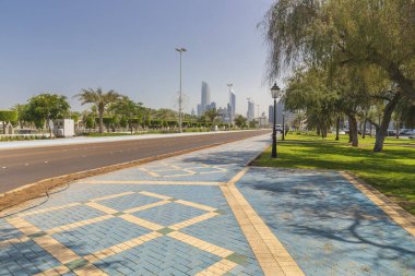 ABU DHABI, BAE - 18 Nisan 2022 Abu Dabi 'deki sokaklar ve gökdelenler