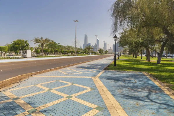 ABU DHABI, BAE - 18 Nisan 2022 Abu Dabi 'deki sokaklar ve gökdelenler