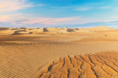 Rub al-Khali çölünün kumları ve renkli kumları