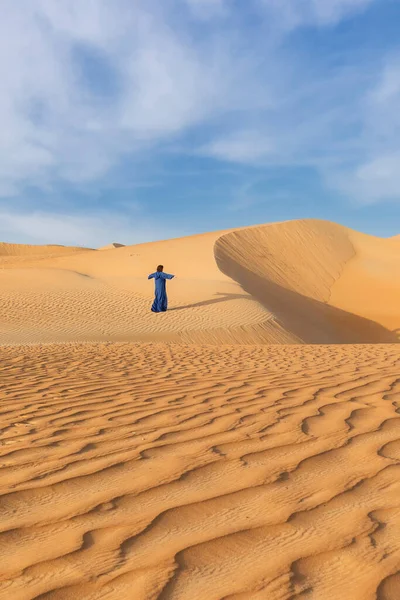Meisje Een Capuchon Tuniek Wandelen Woestijn — Stockfoto