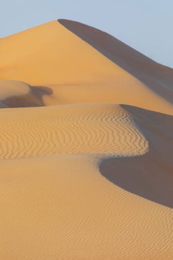 Rub al-Khali çölünün kumları ve renkli kumları