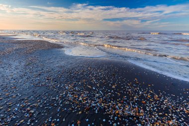 Hazar Denizi kıyısında gün batımında