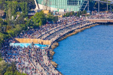 Bakü 'deki sahil bulvarında çok sayıda insan yürüyor.