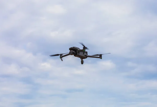 Flygande Drönare Molnig Himmel Bakgrund — Stockfoto