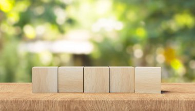 Tahta bir yüzeyde 3 boyutlu tahta küpler. 3D bilgi arkaplanı. 3d oluşturma