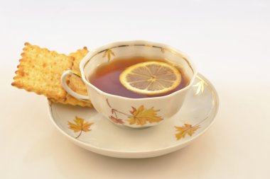 Limonlu sıcak çay