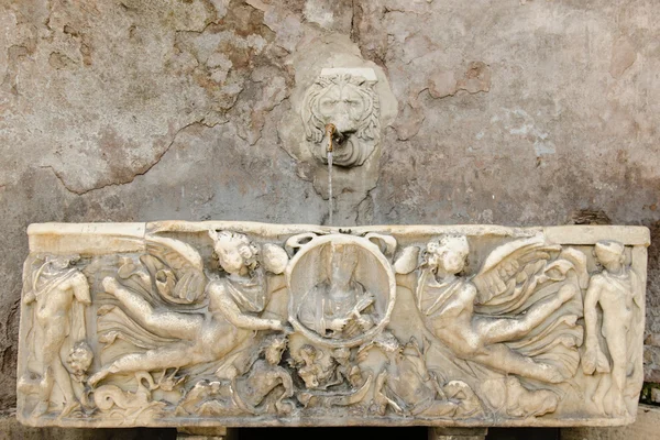Starověké římské fontány, Řím, Itálie — Stock fotografie