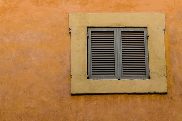 Gamla fasaden med stängda fönster, Italien — Stockfoto