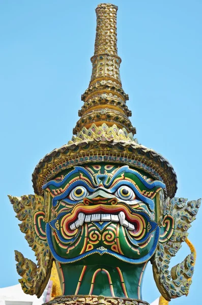 Detail van Thaise standbeeld in de grand palace — Stockfoto