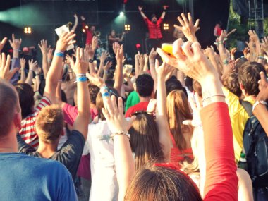 insanlar konser zevk