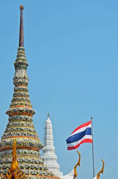Grande palácio chedi e bandeira tailandesa — Fotografia de Stock