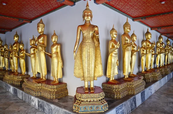 Gouden beelden op wat pho in bangkok — Stockfoto