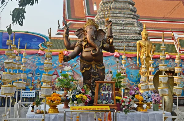 Ganesha standbeeld en aanbod — Stockfoto