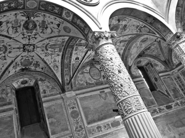 Arcades en fresco's van palazzo vecchio in florence — Stockfoto