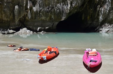 Zümrüt Mağara ve yalnız tekneler