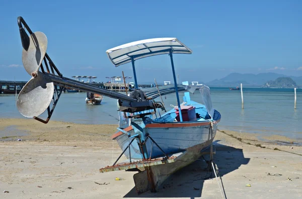 Barco a motor en la playa —  Fotos de Stock