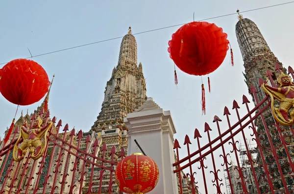 Wat arun templo y linternas rojas —  Fotos de Stock