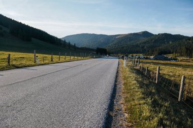 Teichalm, Avusturya 03.10.2021 Avusturya 'daki dağlarda mükemmel düz asfalt yol. Araba yolda gidiyor.