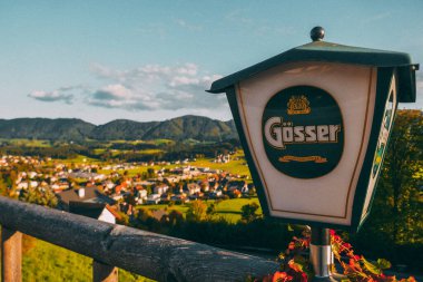 Geçiş, Avusturya. 28.09.2021 Gsser Avusturya birası ve arka planda dağlar.