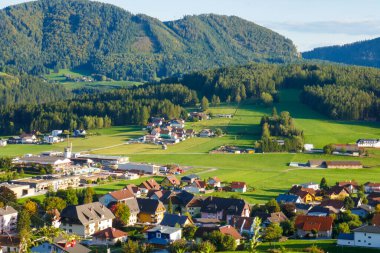 Avusturya dağlarında sonbahar manzarası.