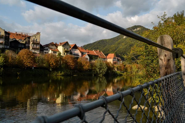 Bela Ponte Sobre Rio Cidade Outono Áustria Ponte Nas Montanhas — Fotografia de Stock