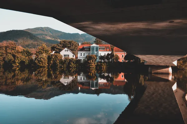Schöne Brücke Über Den Fluss Der Herbststadt Österreich Brücke Den — Stockfoto