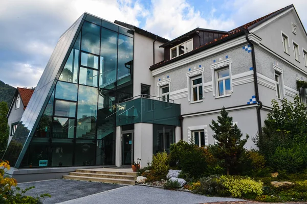 Frohnleiten, Avusturya. 10.2021 Modern yeni ofis eski bir binada.