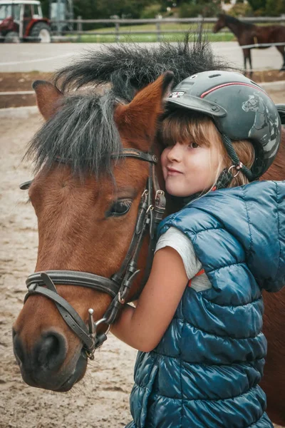 Красивые Лошади Ферме Австрии Маленькая Девочка Занимается Конным Спортом Ребенок — стоковое фото