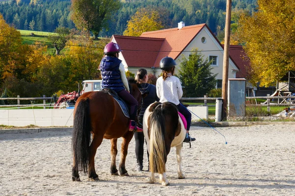 Raparigas Andam Cavalo Crianças Vão Para Esportes Equestres Fotografias De Stock Royalty-Free