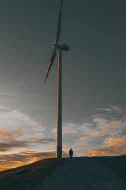 Dağlarda rüzgar türbini. Yeşil elektrik üretimi ve çevre koruması.