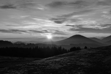 Avusturya 'daki dağlar. Dağlarda manzara ve gün batımı.