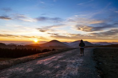 Avusturya 'daki dağlar. Dağlarda manzara ve gün batımı.