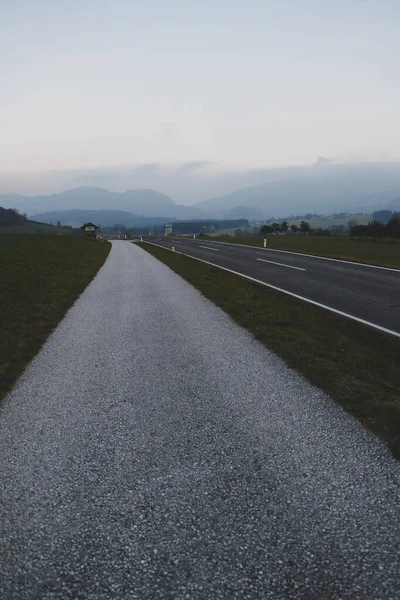 Şehirdeki güzel, pürüzsüz asfalt yol.
