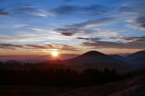 Avusturya 'daki dağlar. Dağlarda manzara ve gün batımı.