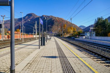 Frohnleiten, Avusturya. Dağlardaki tren istasyonunda. Şehirdeki Peron ve tren platformu.