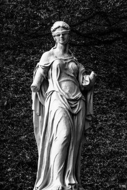 Graz, Avusturya. 10.11.2021. Parktaki güzel heykeller, eski bir çeşme..