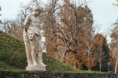 Graz, Avusturya. 10.11.2021. Parktaki güzel heykeller, eski bir çeşme..