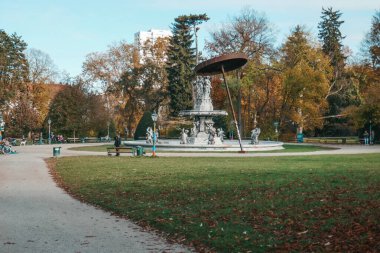 Graz, Avusturya. 10.11.2021. Parktaki güzel heykeller, eski bir çeşme..