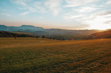 Avusturya 'da manzara. Dağlarda güzel bir gün batımı.