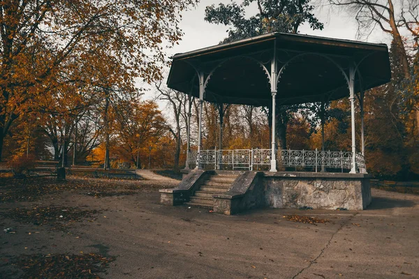 Graz, Avusturya. Parktaki eski kubbe ve heykeller. Avrupa şehrinde güzel bir park.