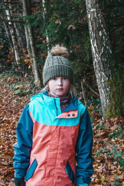 Kleines Mädchen Jacke Und Hut Herbstlichen Wald Ein Kind Auf — Stockfoto