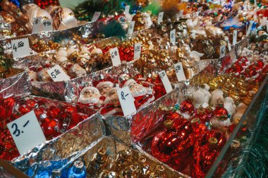 Viyana, Avusturya. Viyana 'nın merkezinde 18.11.2021 noel pazarı. Tatlılarla, Noel oyuncaklarıyla ve dekorasyonlarla.